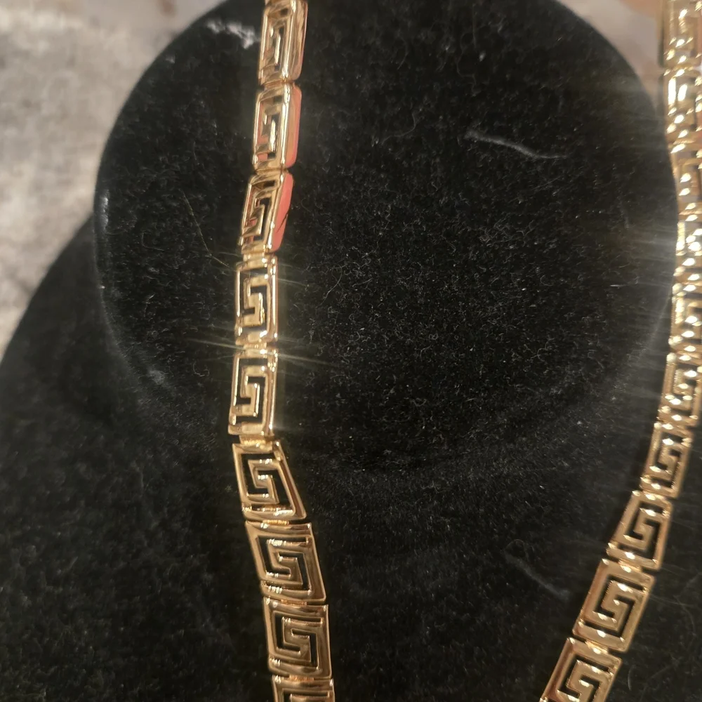 Elegant Gold Geometric Necklace
